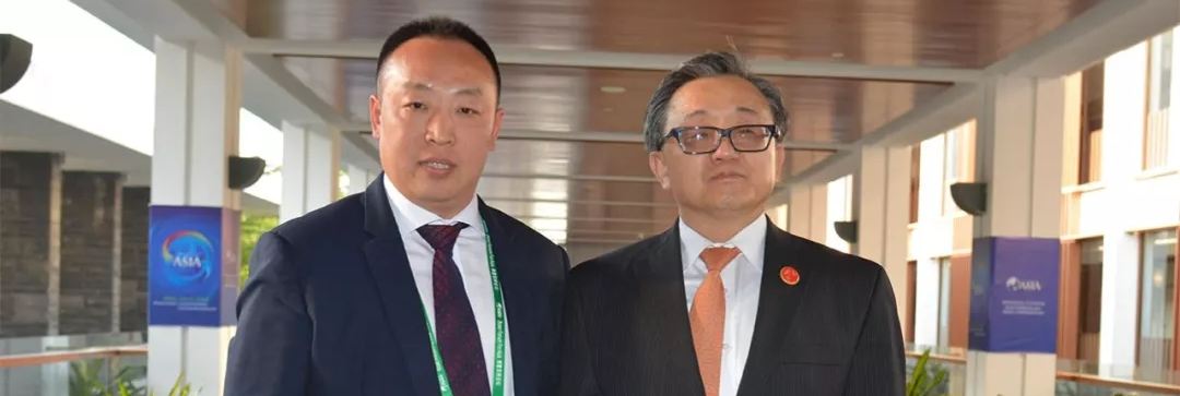美女靠b视频在线观看联合国副秘书长刘振民和赵章栓会长在博鳌亚洲论坛亲切交"